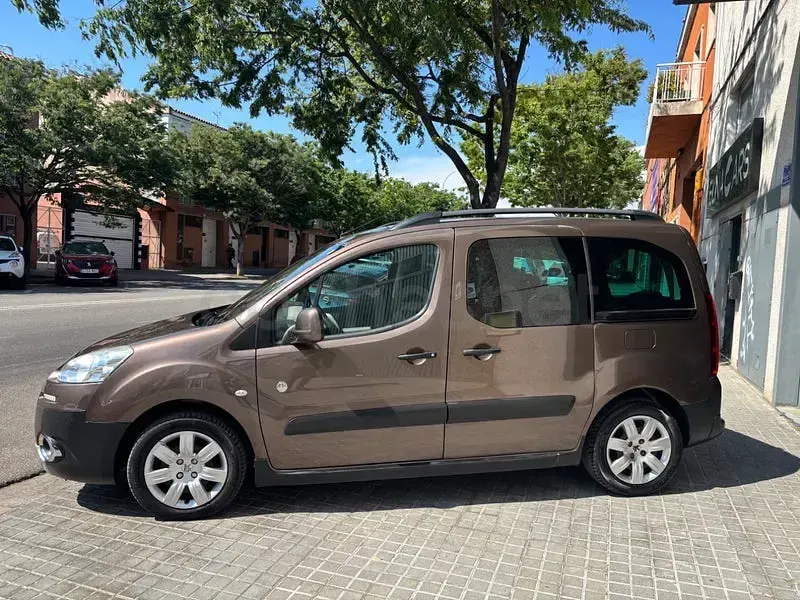 Käytetty Peugeot Partner Tepee Outdoor 92 HP (67 kW) 2015 Ruskea Tila-auto