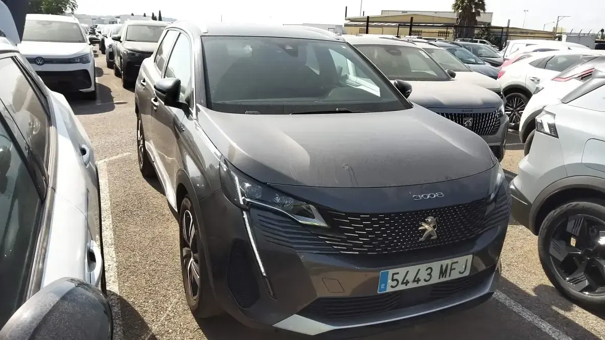 Usado Peugeot 3008 GT 131 CV (96 kW) 2023 Gris SUV