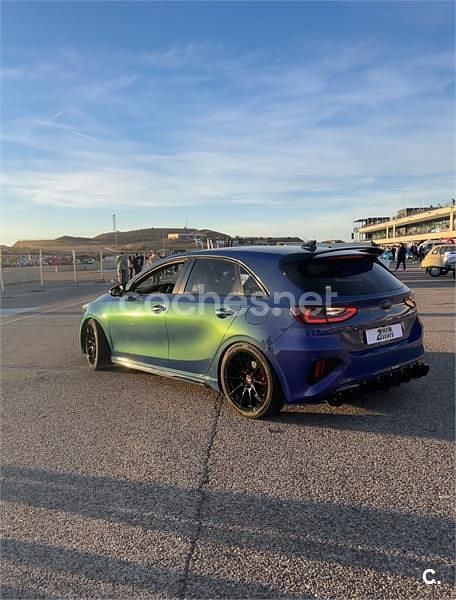 Usado Kia Ceed GT GT-Line 140 CV (102 kW) 2020 Violeta / lila Berlina