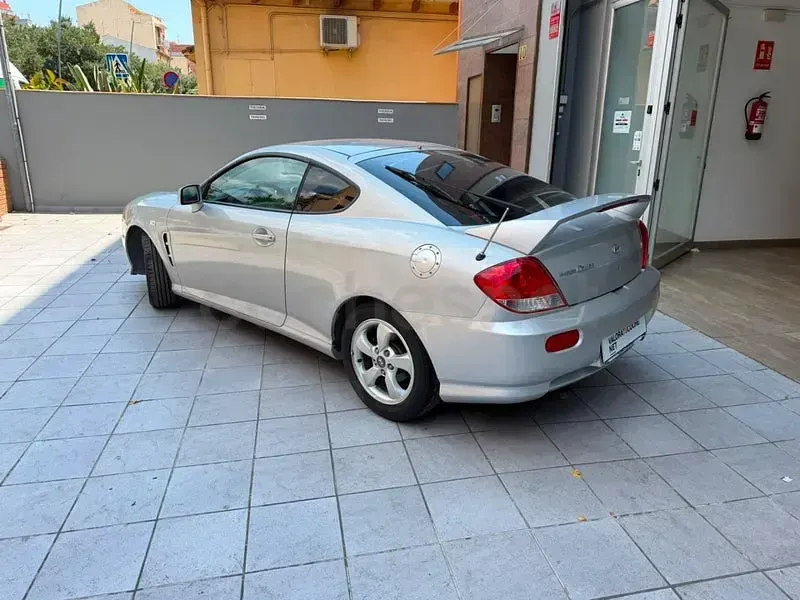 Usado Hyundai Coupé 105 CV (77 kW) 2006 Gris / plata Coupe