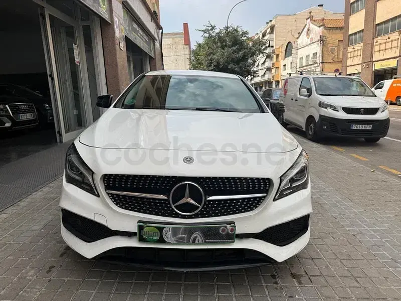 Usado Mercedes CLA200 Shooting Brake 156 CV (114 kW) 2019 Blanco Familiar