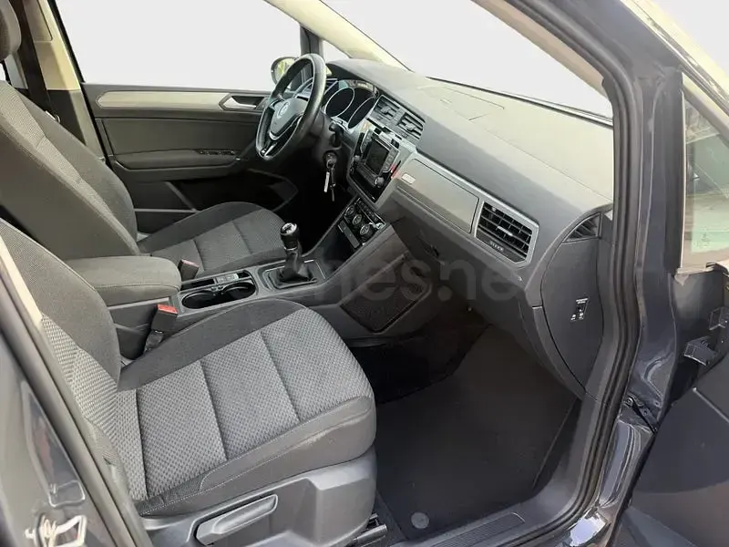 Usado VW Touran Edition 115 CV (84 kW) 2017 Gris / plata Monovolumen