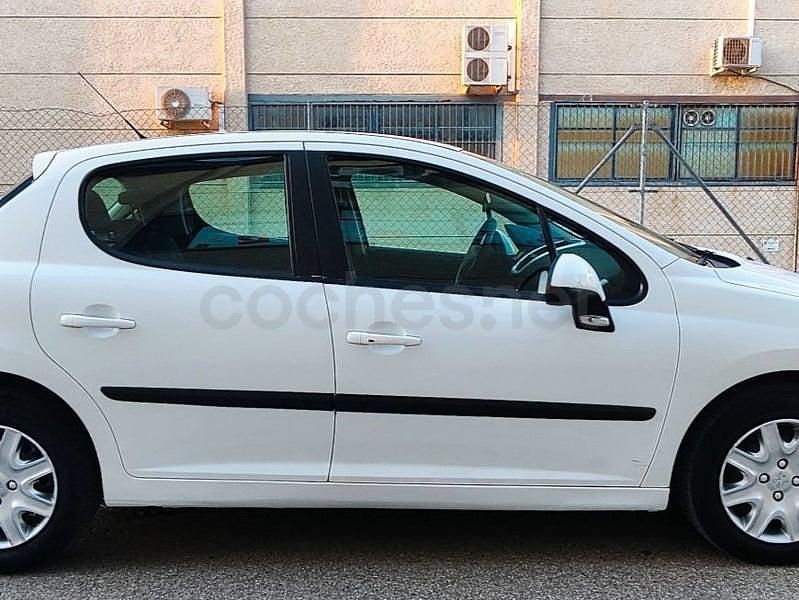 Usado Peugeot 207 Business-Line 70 CV (51 kW) 2010 Blanco Berlina