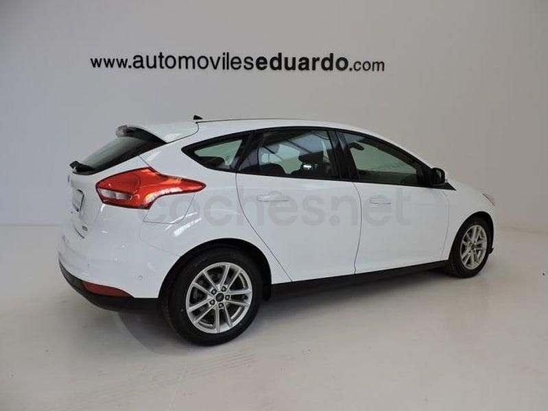 Usado Ford Focus Trend 125 CV (91 kW) 2015 Blanco Berlina
