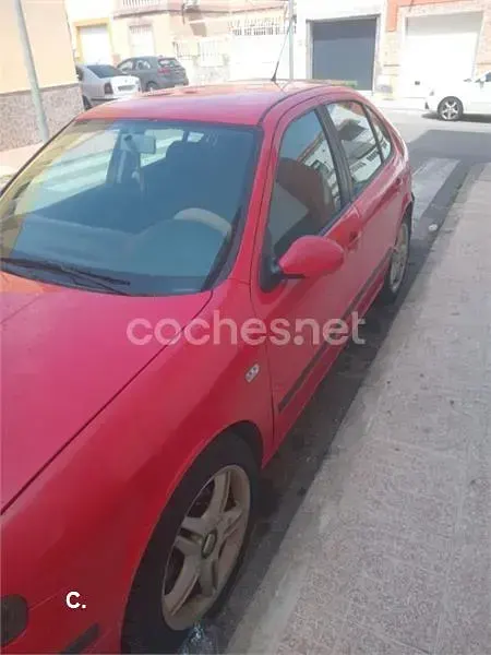 Usado Seat Leon Sport 110 CV (80 kW) 2003 Rojo Utilitario