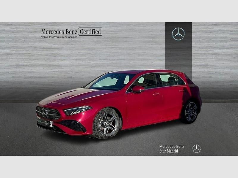 Rojo Usado 2023 Mercedes A180 AMG line Berlina | 28.990 € (Buen precio) - Imagen 1/4