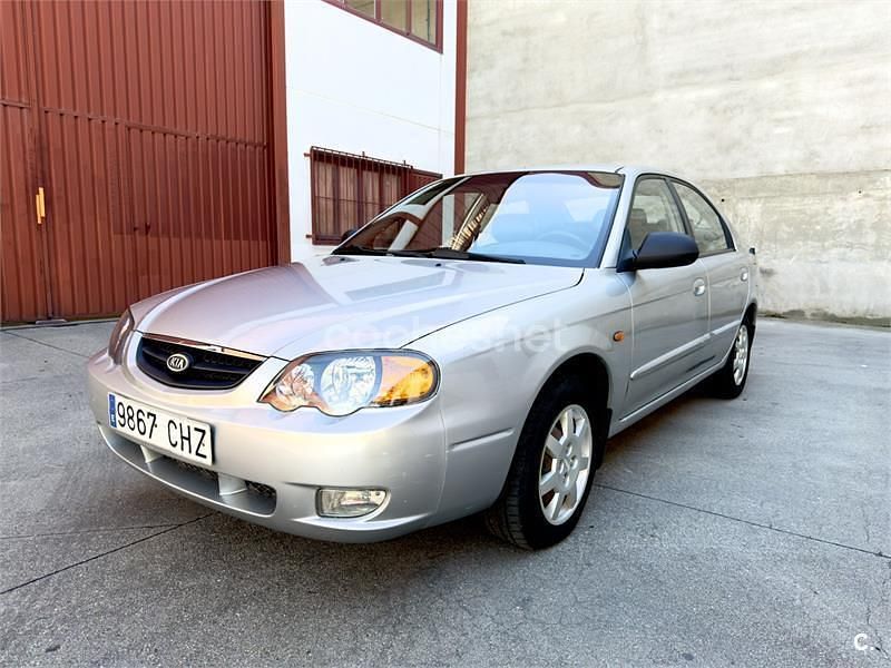 Gris / plata Usado 2003 Kia Shuma Utilitario | 1500 € - Imagen 1/4