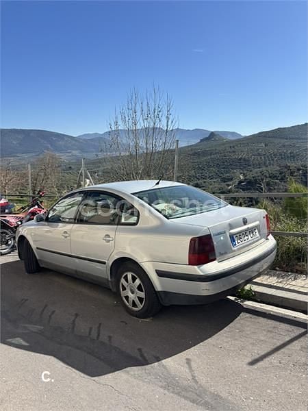 Usado VW Passat Highline 110 CV (80 kW) 2000 Gris / plata Familiar