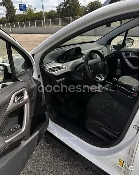 Usado Peugeot 2008 Allure 100 CV (73 kW) 2015 Blanco SUV