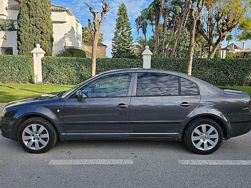 Usado Skoda Superb Elegance 131 CV (96 kW) 2002 Gris Berlina
