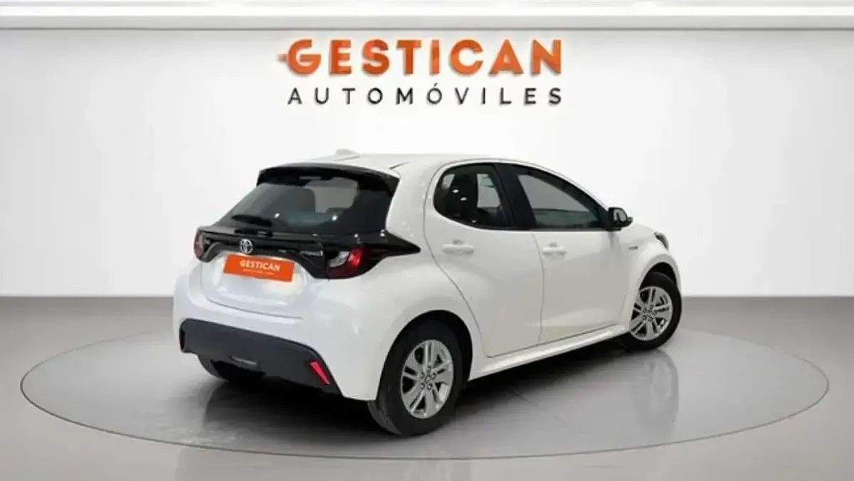 Usado Toyota Yaris Business Edition 116 CV (85 kW) 2021 Blanco Utilitario