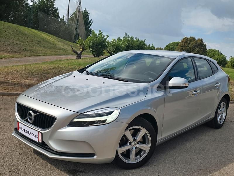 Usado Volvo V40 Kinetic 122 CV (89 kW) 2019 Gris / plata Berlina