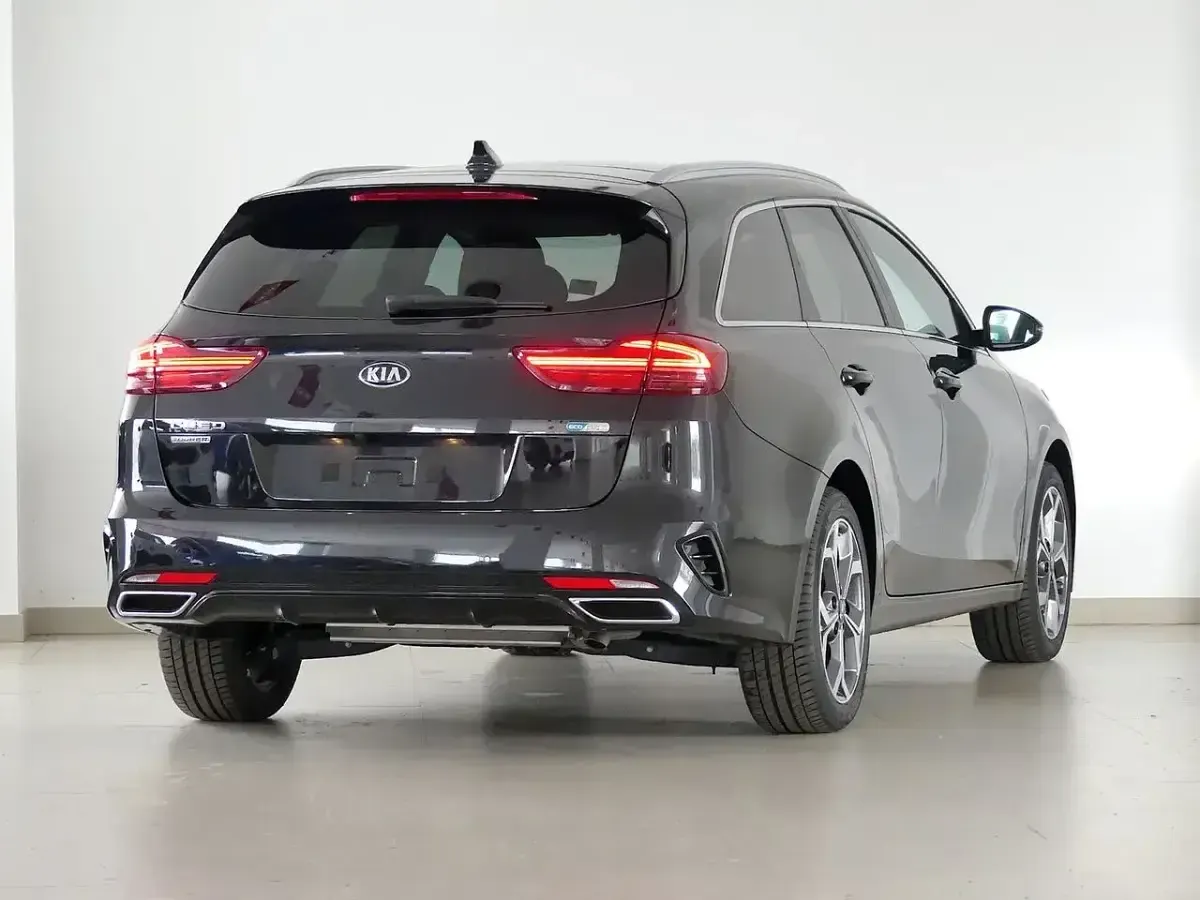 Usado Kia Ceed 141 CV (103 kW) 2022 Negro Utilitario