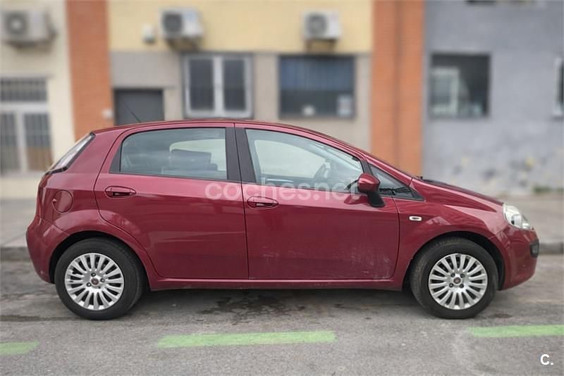 Usado Fiat Punto Active 77 CV (56 kW) 2010 Granate Utilitario