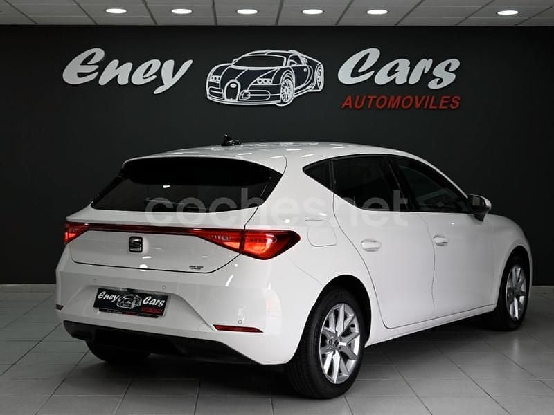 Usado Seat Leon Style 110 CV (80 kW) 2021 Blanco Berlina