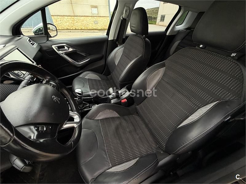 Usado Peugeot 2008 Allure 120 CV (88 kW) 2015 Negro SUV
