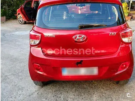 Usado Hyundai i10 66 CV (48 kW) 2015 Granate Utilitario
