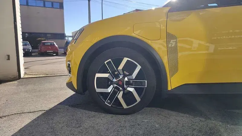 Usado Renault R5 Techno 88 kW (120 CV) 2025 Amarillo Utilitario