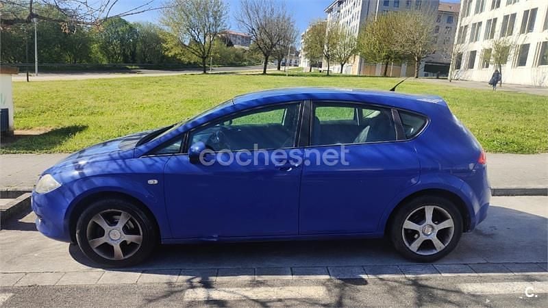 Usado Seat Leon Sport 102 CV (75 kW) 2005 Azul Utilitario