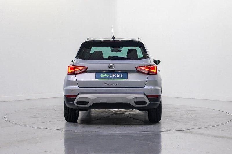 Usado Seat Arona Xperience 110 CV (80 kW) 2023 Gris / plata SUV