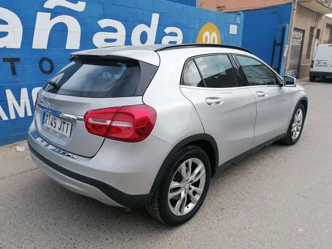 Usado Mercedes GLA200 Urban 136 CV (100 kW) 2016 Plateado SUV