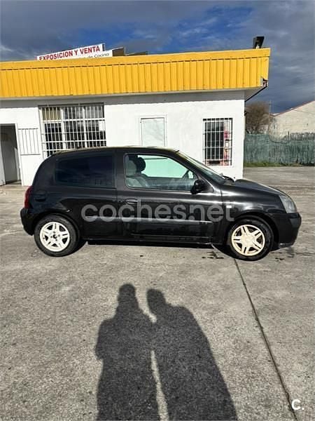 Negro Usado 2004 Renault Clio II Authentique Berlina | 2100 € (Buen precio) - Imagen 1/4