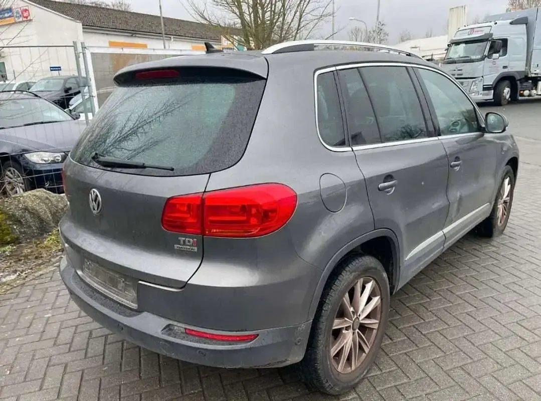 Usado VW Tiguan R-line 177 CV (130 kW) 2013 Gris SUV