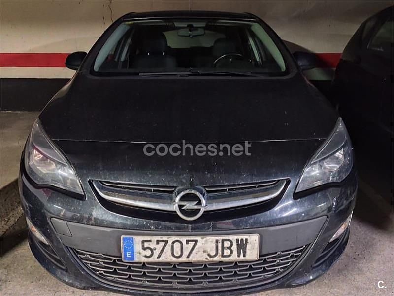Usado Opel Astra Selective 110 CV (80 kW) 2014 Negro Berlina