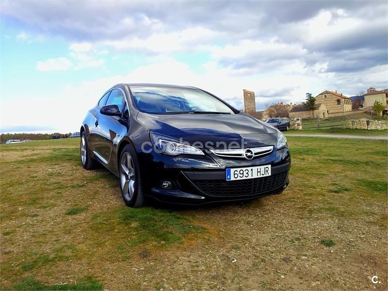 Usado Opel Astra GTC Sportive 130 CV (95 kW) 2012 Negro Berlina