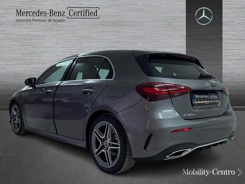 Usado Mercedes A180 AMG line 116 CV (85 kW) 2024 Gris montaña Utilitario
