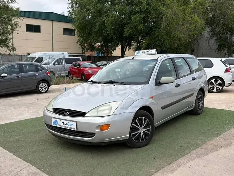 Usado Ford Focus Ambiente 100 CV (73 kW) 2000 Gris / plata Familiar