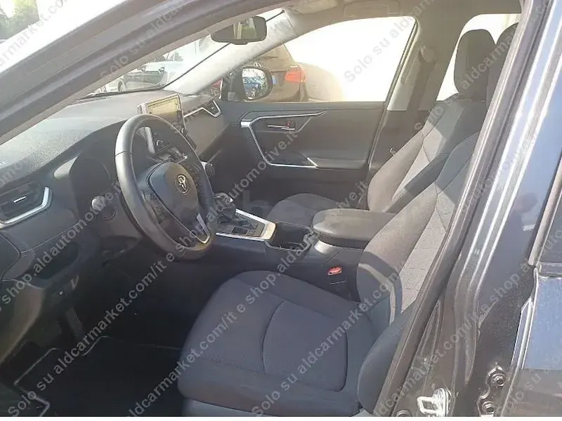 Usado Toyota RAV4 Hybrid Business Edition 218 CV (160 kW) 2022 Gris / plata SUV