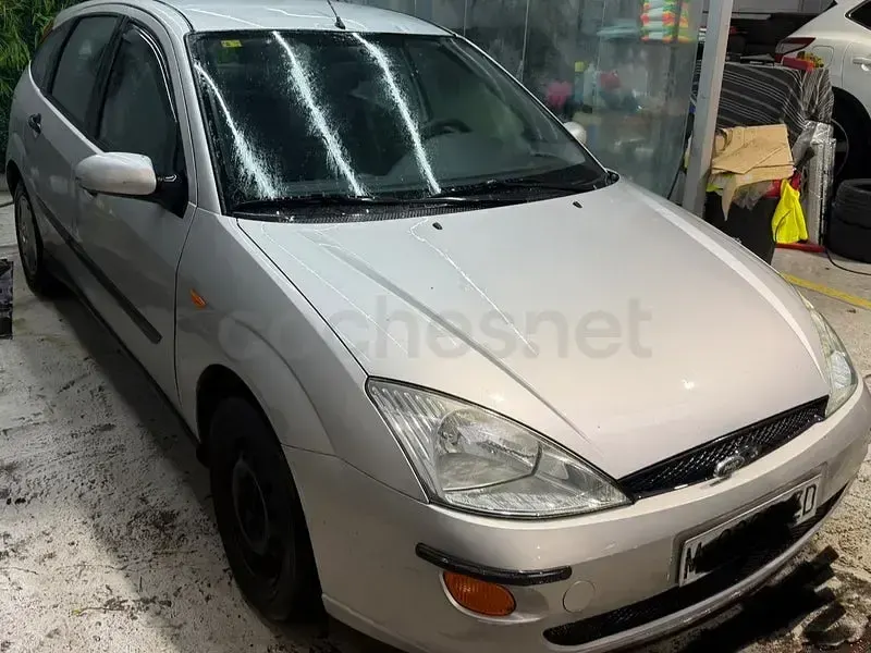 Usado Ford Focus Ambiente 100 CV (73 kW) 2000 Gris / plata Berlina