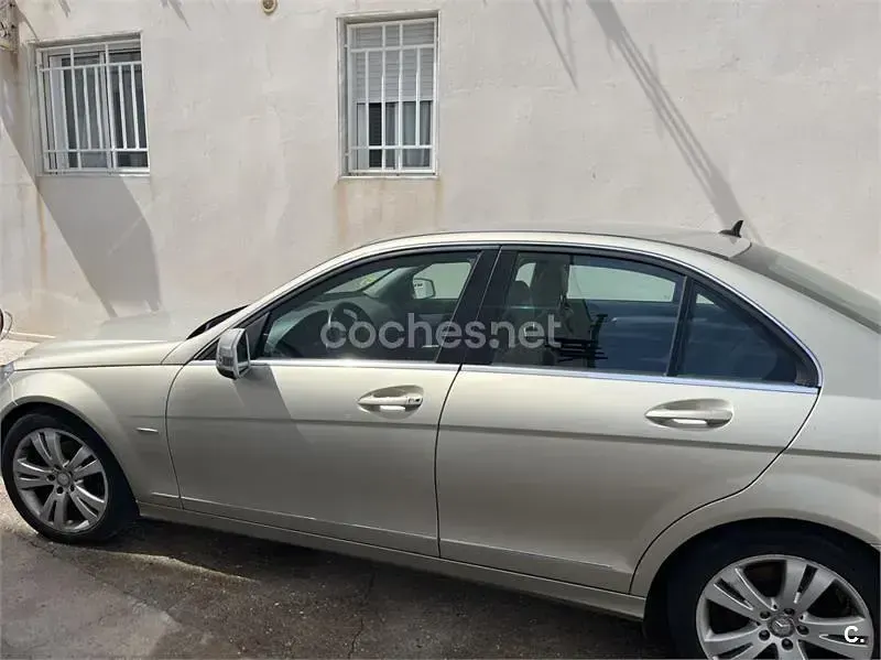 Usado Mercedes C200 Elegance 136 CV (100 kW) 2010 Beige Berlina