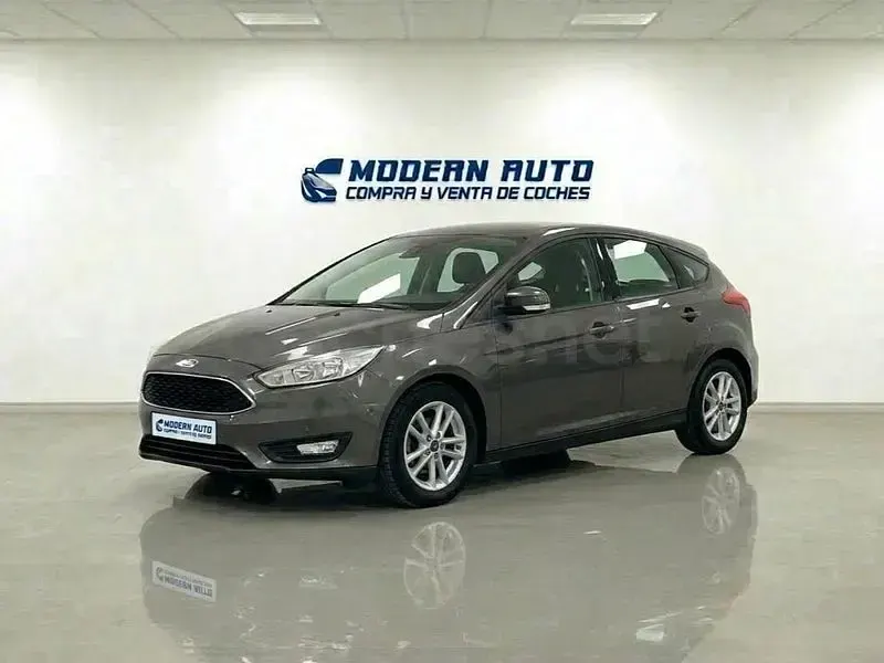 Usado Ford Focus Titanium 125 CV (91 kW) 2016 Gris / plata Berlina