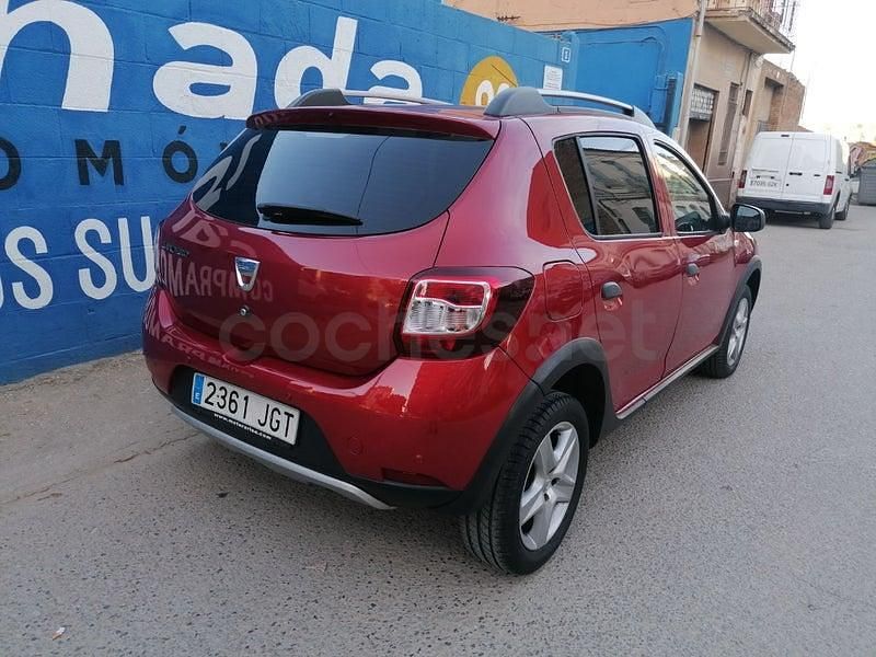 Usado Dacia Sandero Stepway 90 HP (66 kW) 2015 Vermelho Sedan