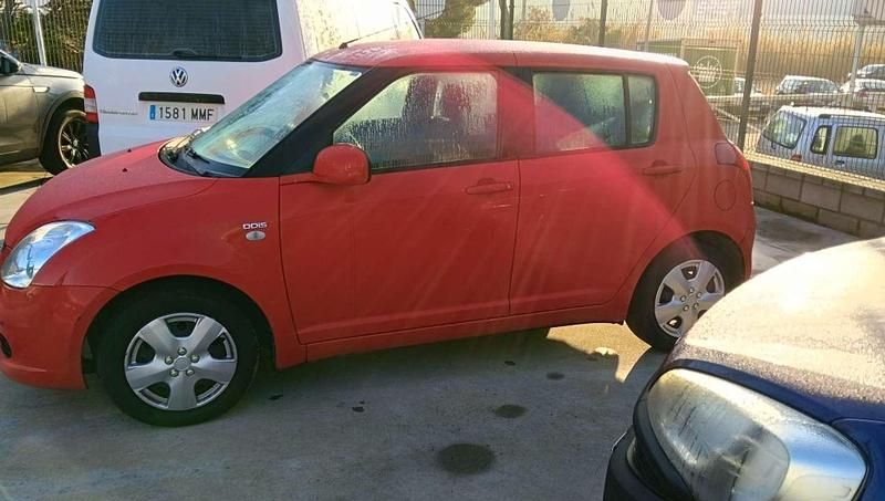 Rojo Usado 2007 Suzuki Swift GL Utilitario | 4650 € (Precio justo) - Imagen 1/4