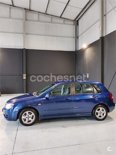 Usado Kia Cerato 112 CV (82 kW) 2005 Azul Berlina