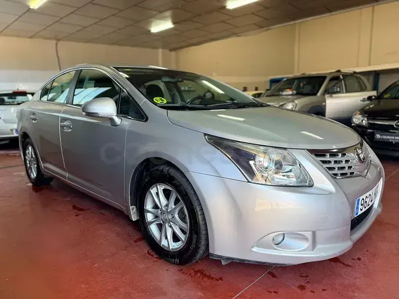 Usado Toyota Avensis Advance 126 CV (92 kW) 2011 Gris / plata Familiar
