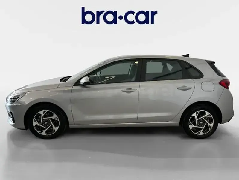 Usado Hyundai i30 100 CV (73 kW) 2024 Gris / plata Berlina