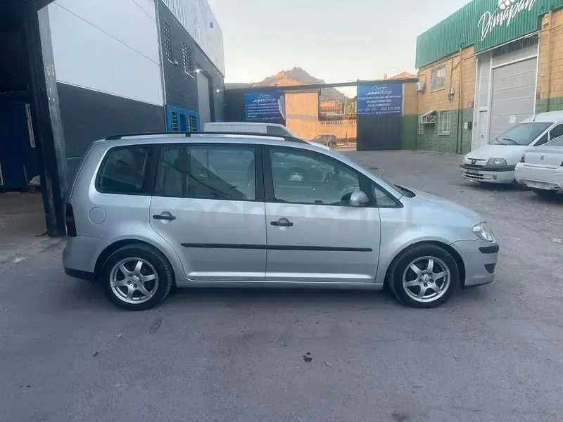 Usado VW Touran Advance 105 CV (77 kW) 2009 Gris / plata Monovolumen