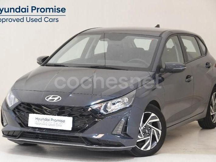 Gris / plata Usado 2024 Hyundai i20 Berlina | 17.990 € (Precio justo) - Imagen 1/4