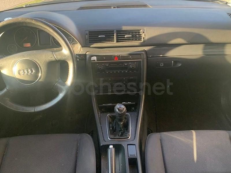 Usado Audi A4 130 CV (95 kW) 2003 Negro Familiar