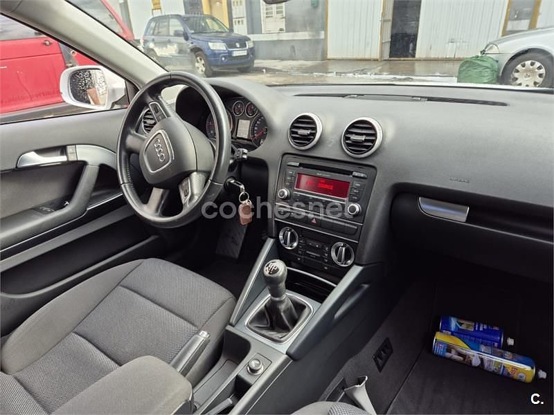 Usado Audi A3 Attraction 105 CV (77 kW) 2011 Blanco Berlina
