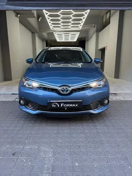 Używany Toyota Auris Hybrid Business Edition 136 KM (100 kW) 2016 Niebieski Sedan/Limuzyna