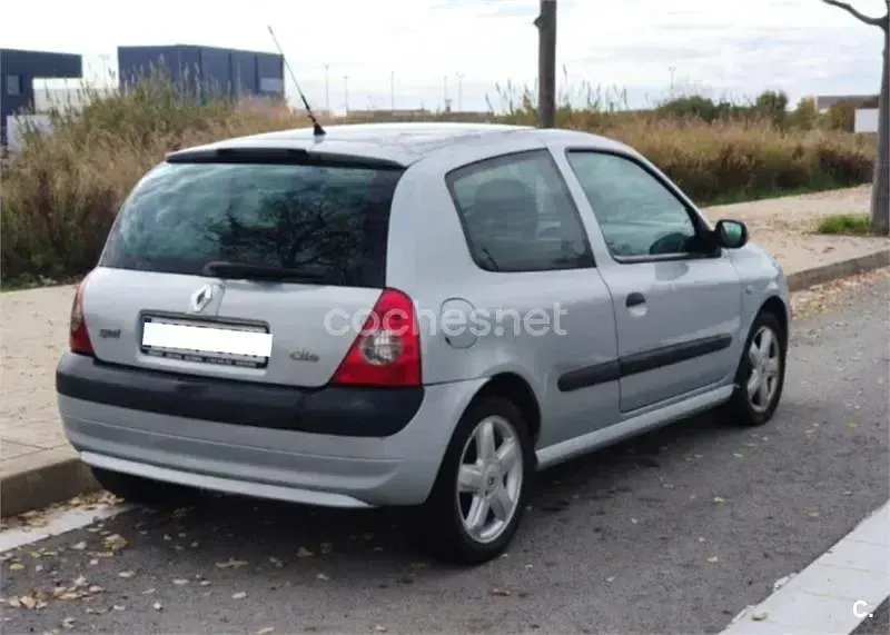 Usado Renault Clio II Dynamique 80 CV (58 kW) 2003 Gris / plata Berlina
