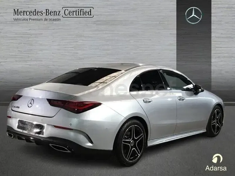 Usado Mercedes CLA200 163 CV (119 kW) 2025 Gris / plata Berlina