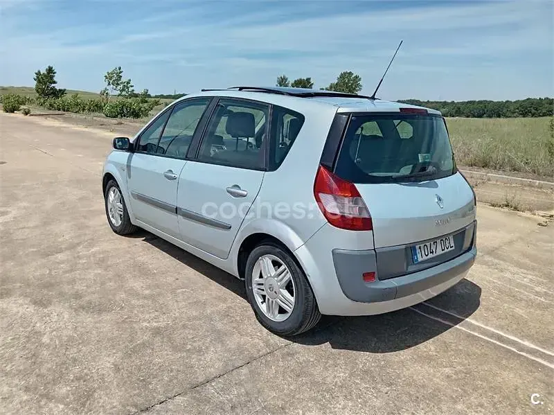 Usado Renault Scénic II Dynamique 120 CV (88 kW) 2004 Gris / plata Monovolumen