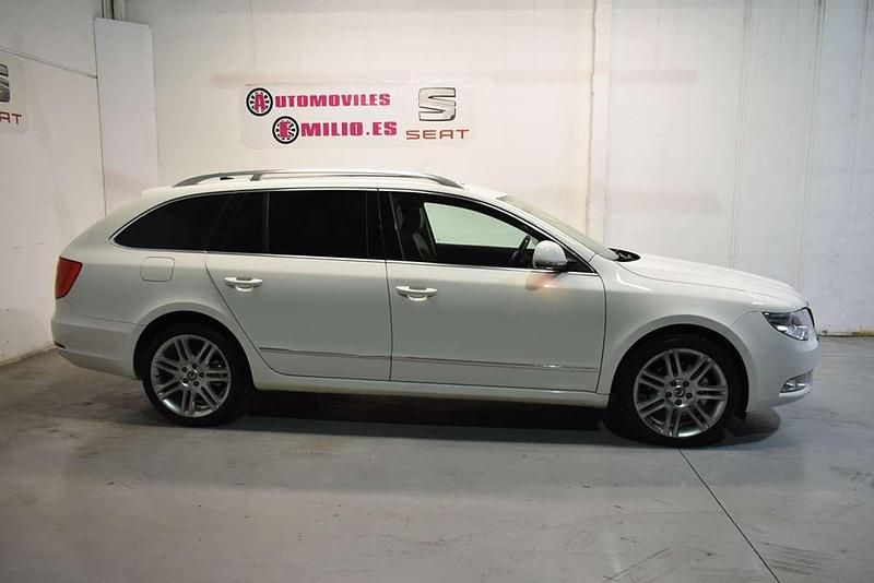 Usado Skoda Superb Elegance 160 CV (117 kW) 2011 Blanco Berlina