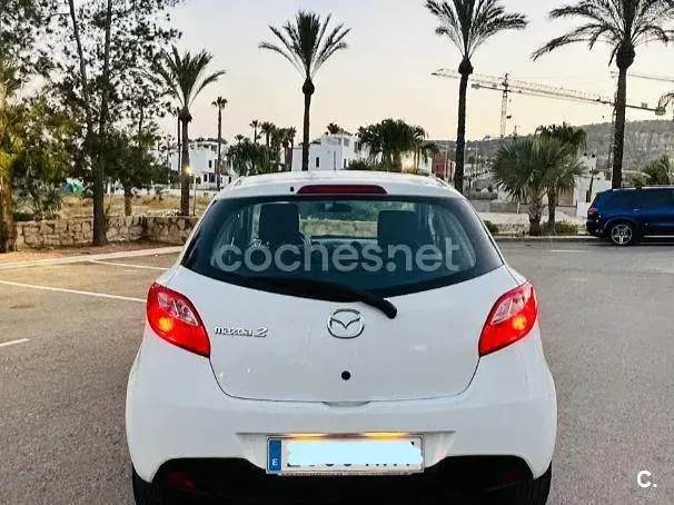 Usado Mazda 2 Style 75 CV (55 kW) 2014 Blanco Berlina